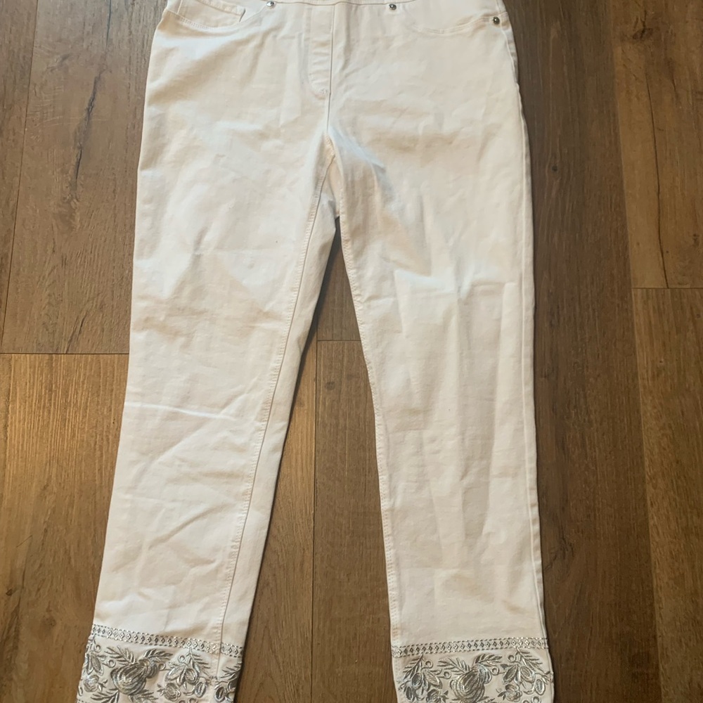 LUXE DENIM. White Pants with Embroidered Hem